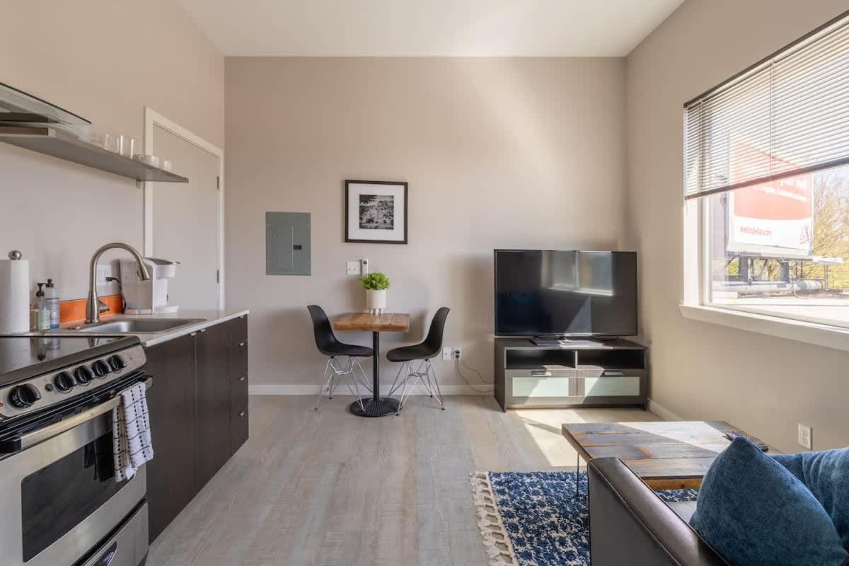 Sunny Studio Apartment - Food Carts, Coffee & Bars Portland Eksteriør billede